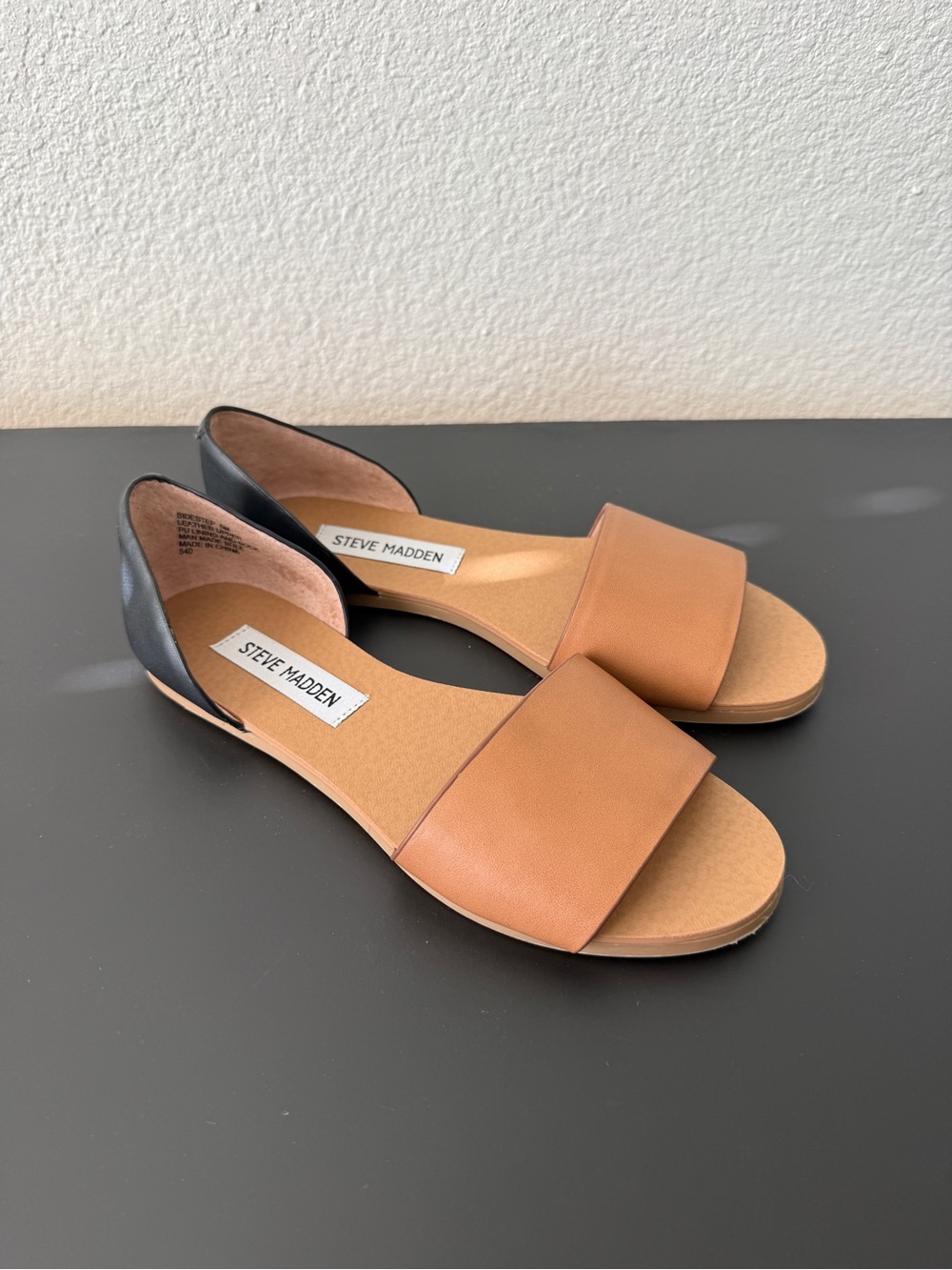 Steve Madden Corey Two-Tone Open-Toe Leather Flat Sandal in Brown and Black Sz 5
